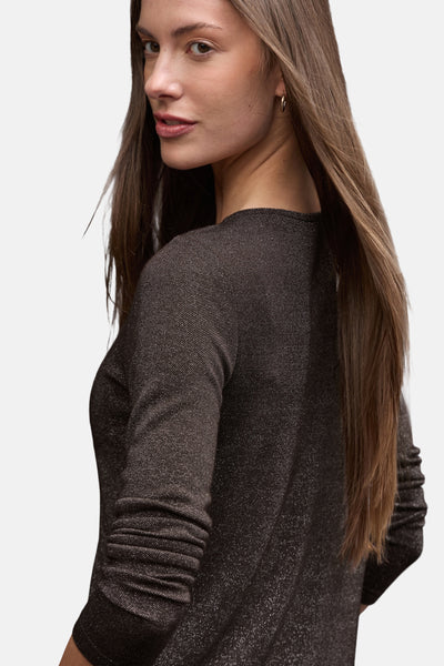 Bruine top met lange mouwen van Street One, gedragen door een vrouwelijk model, met een effen achtergrond.