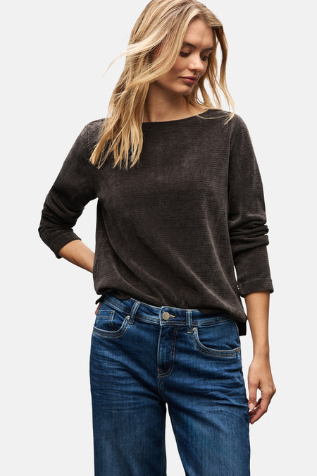 Top met lange mouwen bruin van Street One, gedragen met een spijkerbroek en zwarte schoenen.