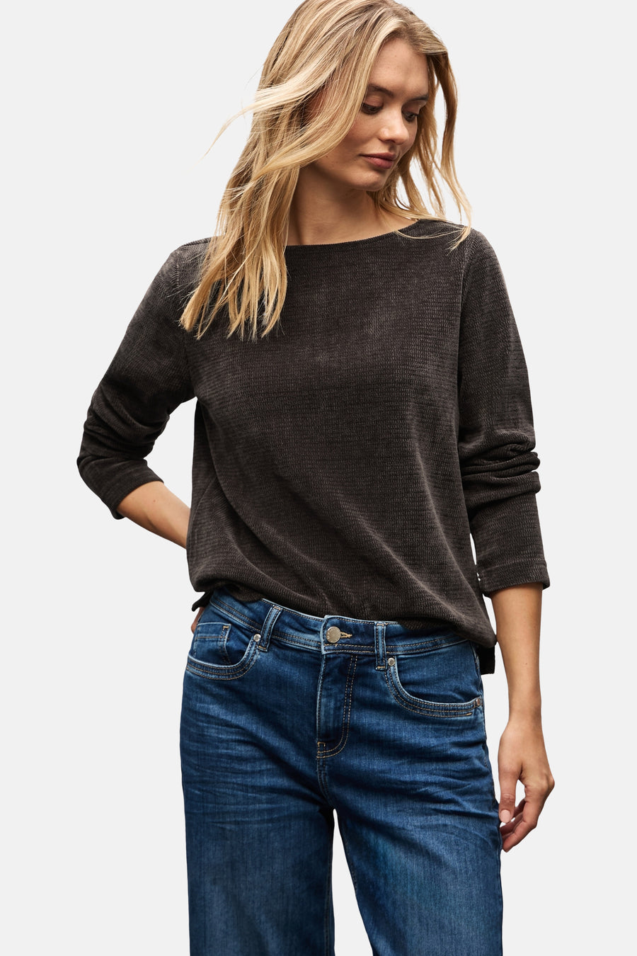Top met lange mouwen bruin van Street One, gedragen met een spijkerbroek en zwarte schoenen.