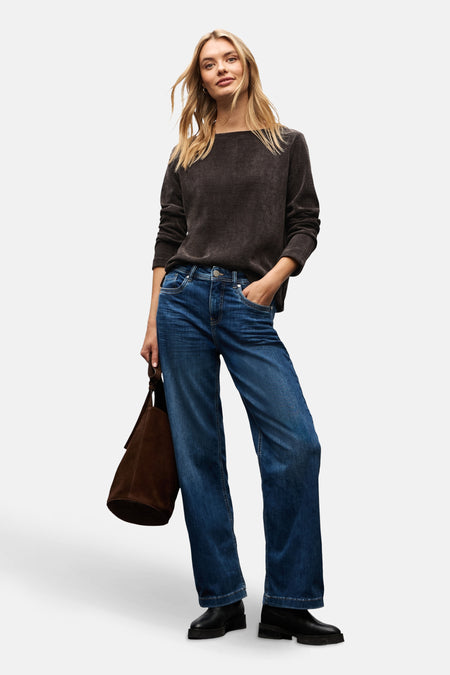 Top uni manches longues brun de Street One, porté avec un jean et des chaussures noires.