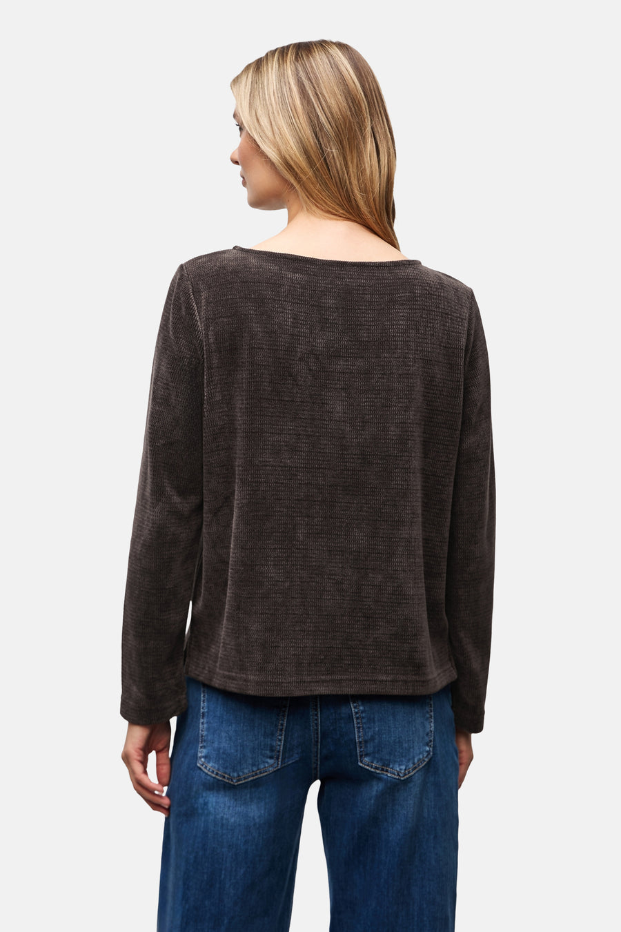 Top met lange mouwen bruin van STREET ONE, ribgebreide textuur, gedragen met een blauwe jeans met hoge taille, achterzicht.
