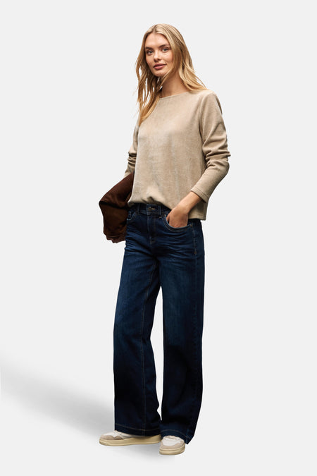 Top met lange mouwen beige van Street One, gedragen met een donkerblauwe onbewerkte jeans.