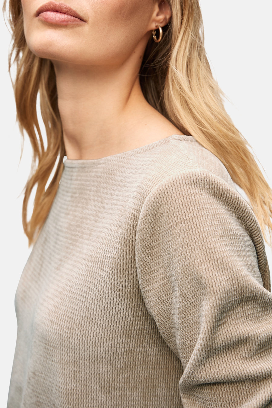 Top uni beige à manches longues de STREET ONE, détail texturé, porté avec des boucles d'oreilles dorées.