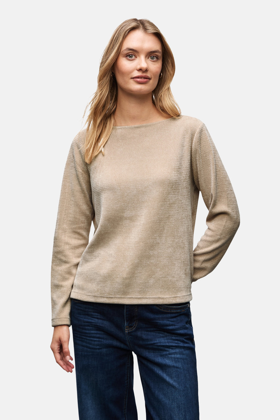 Top met lange mouwen beige van Street One, gedragen met een blauwe jeans.