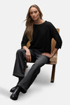 Top met lange mouwen zwart van Street One gedragen met een zwarte jeans en laarzen.
