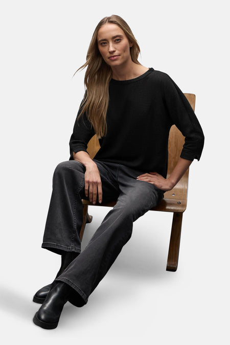 Top met lange mouwen zwart van Street One gedragen met een zwarte jeans en laarzen.
