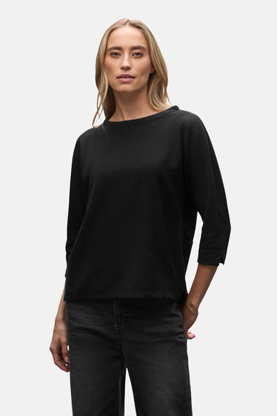 Top met lange mouwen zwart van Street One, gedragen met een verbleekte zwarte jeans, driekwartmouwen.