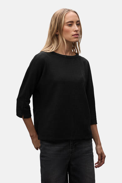 Top met lange mouwen in zwart van Street One, gedragen met een effen zwarte jeans.