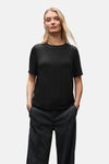 Top met korte mouwen zwart van STREET ONE, gedragen met een gestreepte broek en zwarte schoenen.