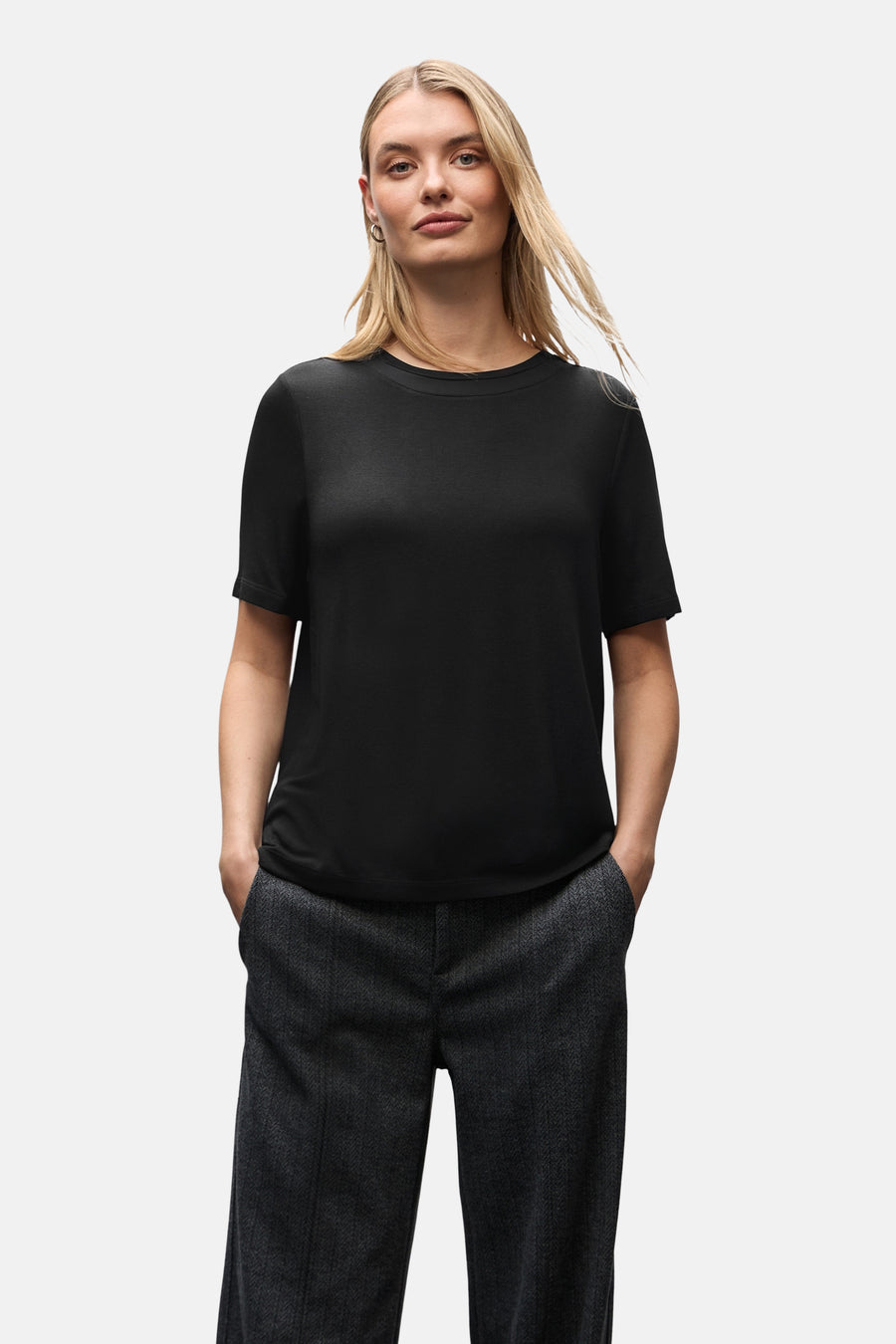 Top met korte mouwen zwart van STREET ONE, gedragen met een gestreepte broek en zwarte schoenen.