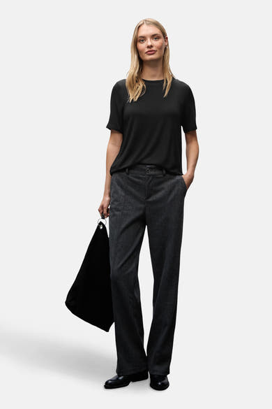 Top uni manches courtes noir de STREET ONE, porté avec un pantalon à rayures et chaussures noires.