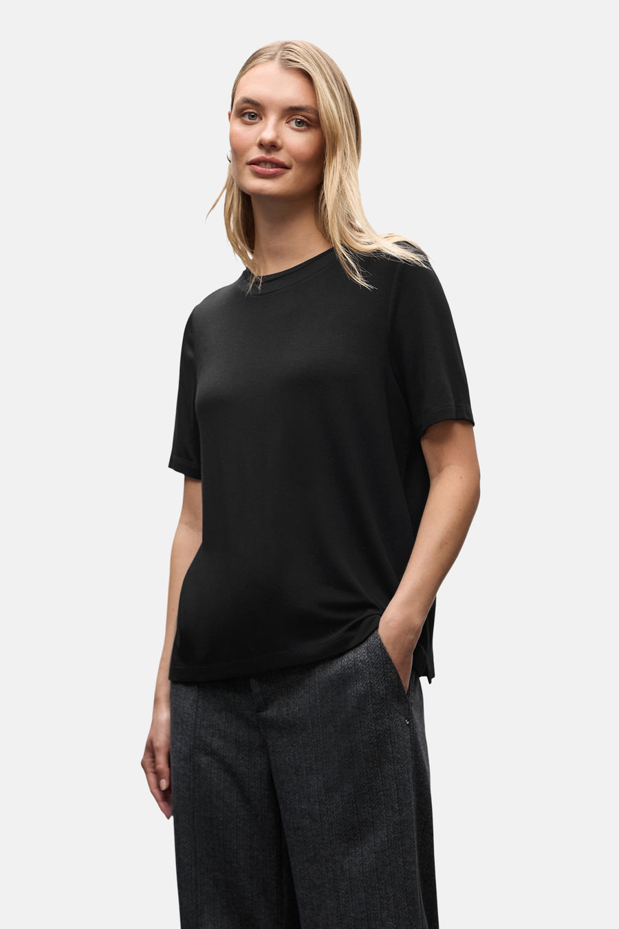 Top met korte mouwen zwart van Street One, gedragen met een chevronpatroon broek.