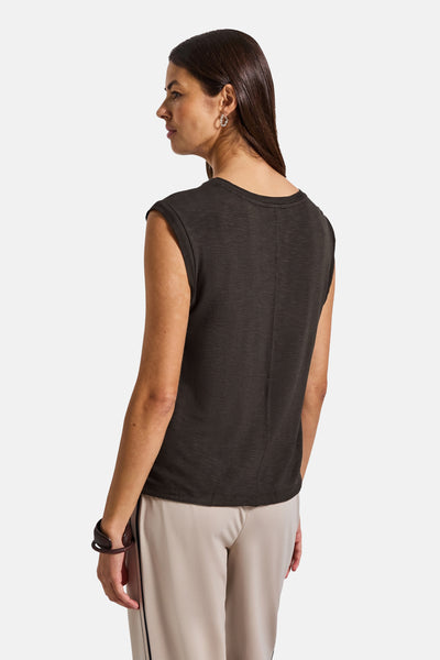 Mouwloos bruin topje van Street One, gedragen met een beige gestreepte broek, achterzijde.