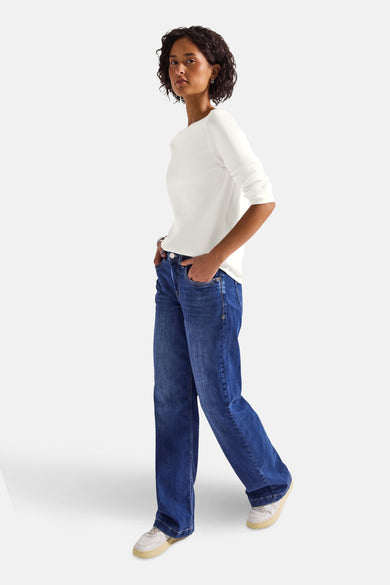 Top uni manches longues blanc de Street One, porté avec un jean ample et des baskets.
