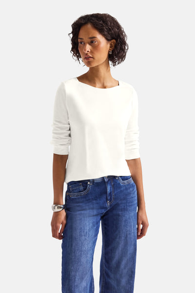 Top met lange mouwen wit van Street One gedragen met een wijde jeans en een zilveren armband.