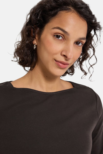 Top met lange mouwen bruin van Street One gedragen door een model met zilveren oorbellen.