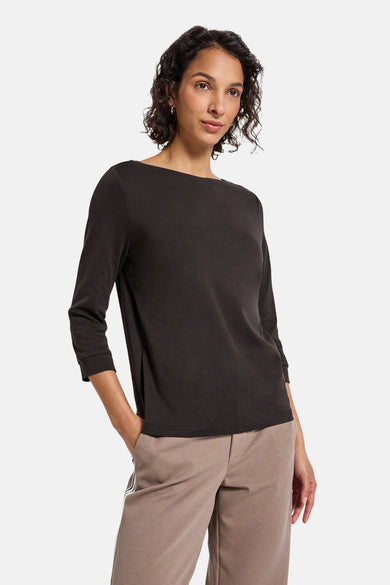 Top met lange mouwen bruin van Street One gedragen met een taupe gestreepte broek.