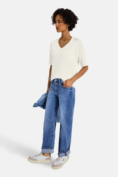 Witte V-hals trui van STREET ONE, gedragen met een opgerolde high-waist jeans en sneakers.