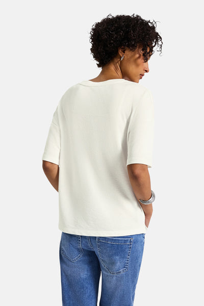 Gebroken witte V-hals trui van Street One, gedragen met een spijkerbroek en een zilveren armband, achterzicht.