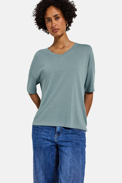 Street One blauwe V-hals trui, gedragen met een high-waist jeans.