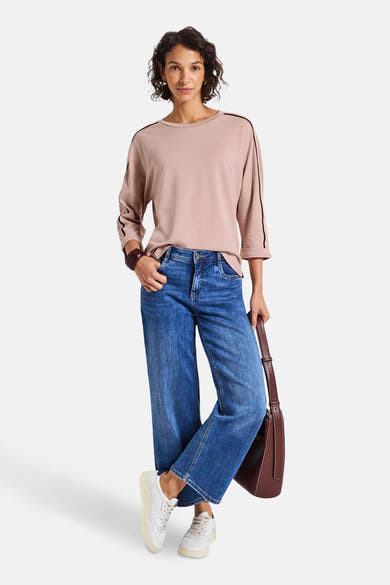 Top met lange mouwen roze van STREET ONE, met zwarte strepen op de mouwen, gedragen met een spijkerbroek en witte sneakers.