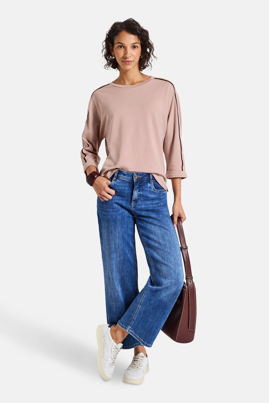 Top met lange mouwen roze van STREET ONE, met zwarte strepen op de mouwen, gedragen met een spijkerbroek en witte sneakers.