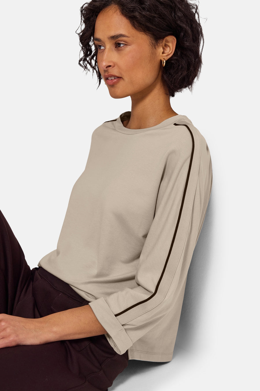 Top uni beige à manches longues de Street One, avec des rayures marron sur les manches.