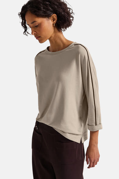 Top met lange mouwen in beige van Street One met contrasterende strepen op de mouwen en een bruine broek.