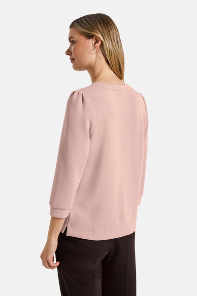 Sweatshirt met driekwartmouwen van Street One, ruchedetail op de schouders, gedragen met een zwarte broek.