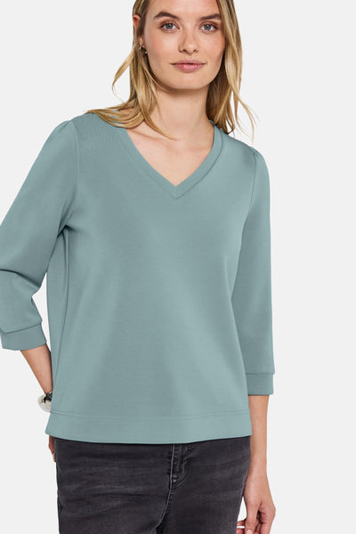 Blauwe V-hals trui van STREET ONE, driekwart mouwen, gedragen met een zwarte verbleekte jeans.