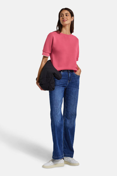 Top met korte mouwen koraal van Street One gedragen met een blauwe jeans en een zwart jasje.
