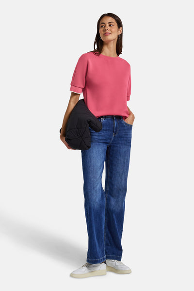Top met korte mouwen koraal van Street One gedragen met een blauwe jeans en een zwart jasje.