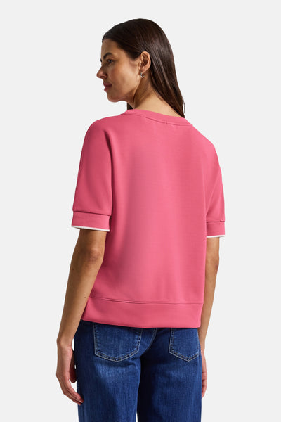 Top met korte mouwen koraal van STREET ONE, met witte randen aan de mouwen en gedragen met een blauwe jeans.