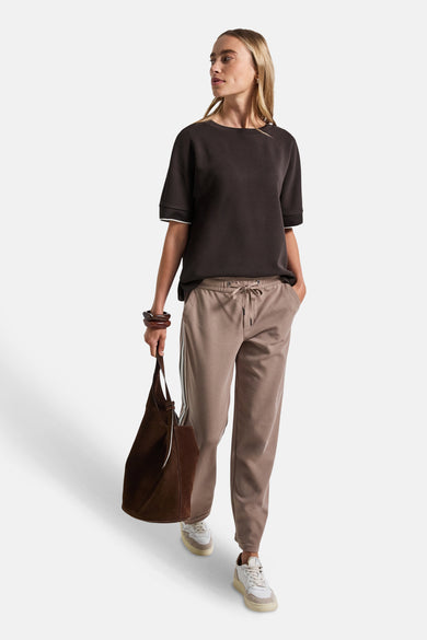 Top met korte mouwen bruin van STREET ONE, met een witte bies op de mouwen, gedragen met een beige broek en een bruine tas.