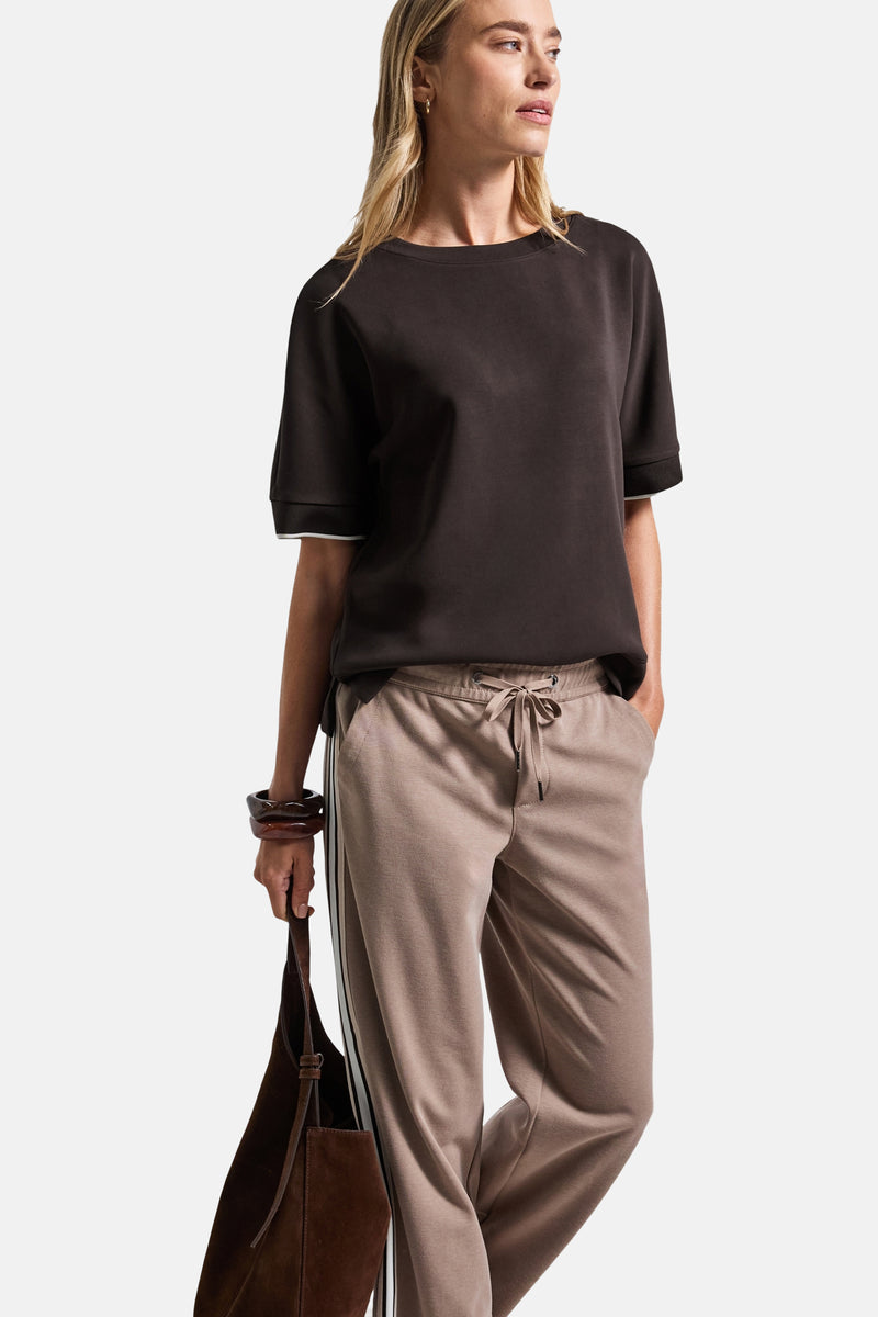 Top met korte mouwen in het bruin van STREET ONE, met witte randen aan de mouwen, gedragen met een beige broek.