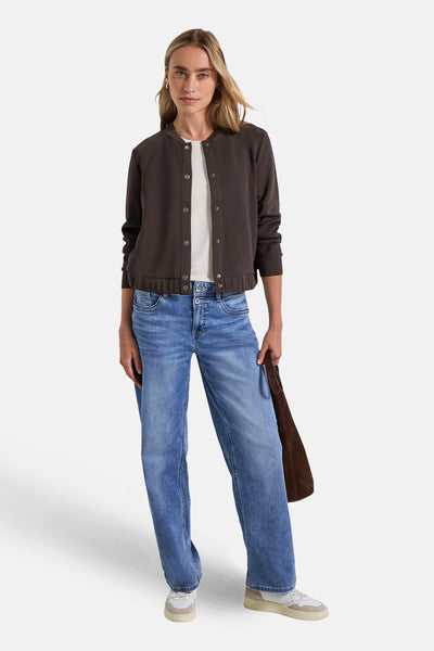 Bruin vest van Street One gedragen over een wit T-shirt met een spijkerbroek en sneakers.