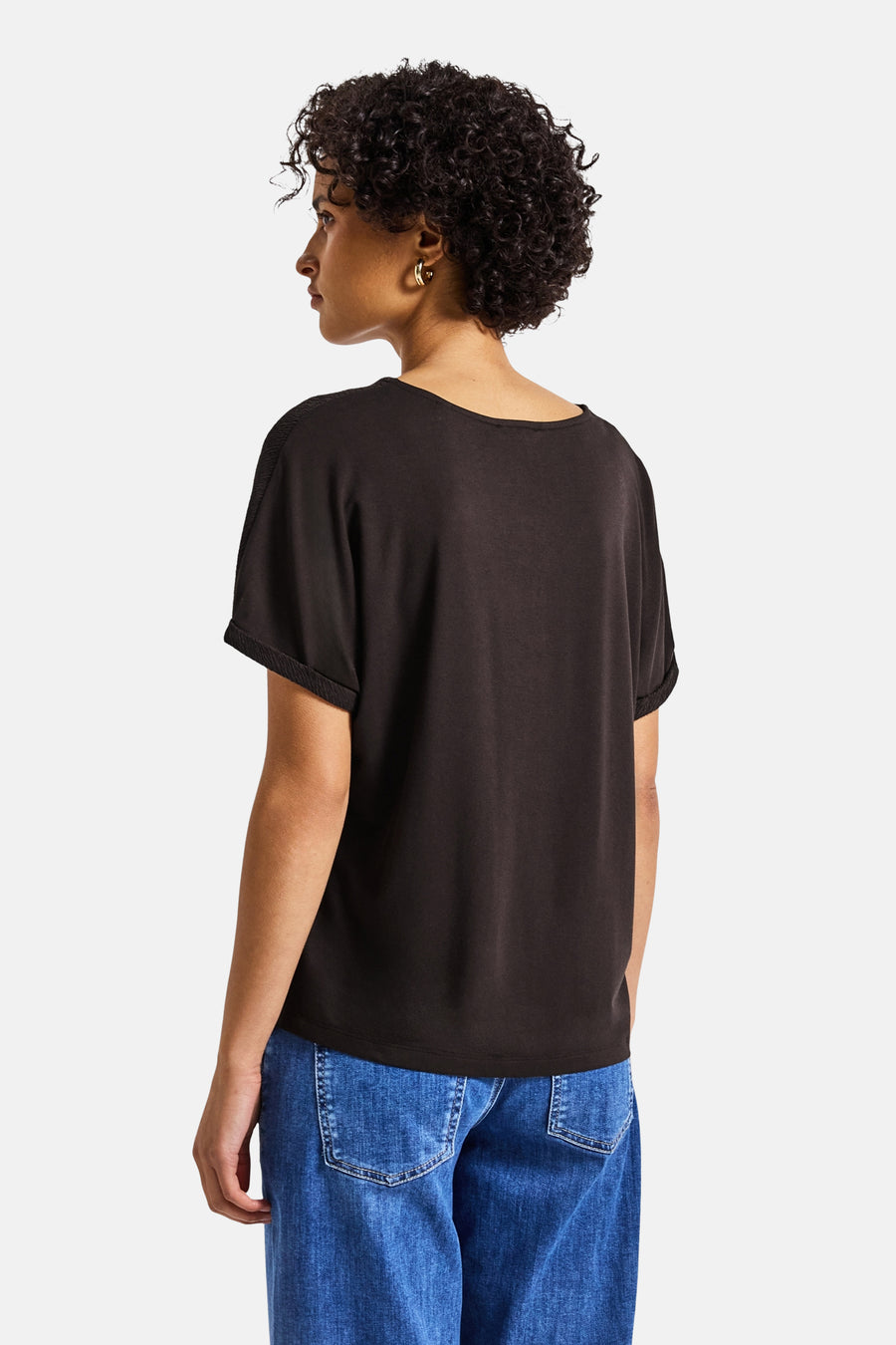 Top uni manches courtes brun de STREET ONE, porté avec un jean bleu et des boucles d'oreilles dorées.
