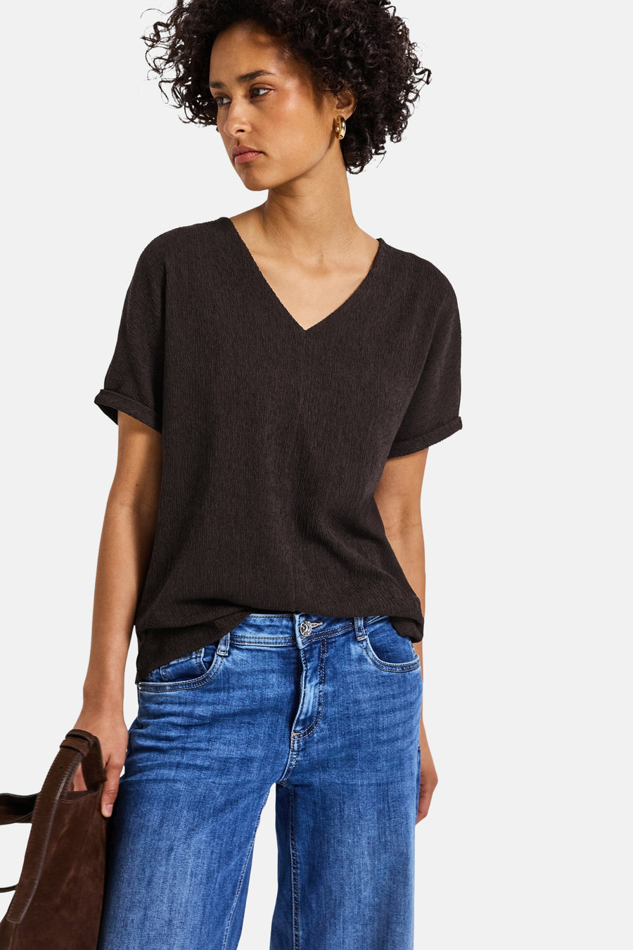 Top uni manches courtes brun de Street One, porté avec un jean bleu et boucles d'oreilles dorées.