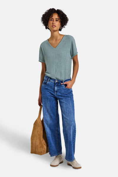 Top met korte mouwen blauw van STREET ONE met V-hals, gedragen met een wijde jeans en een leren tas.
