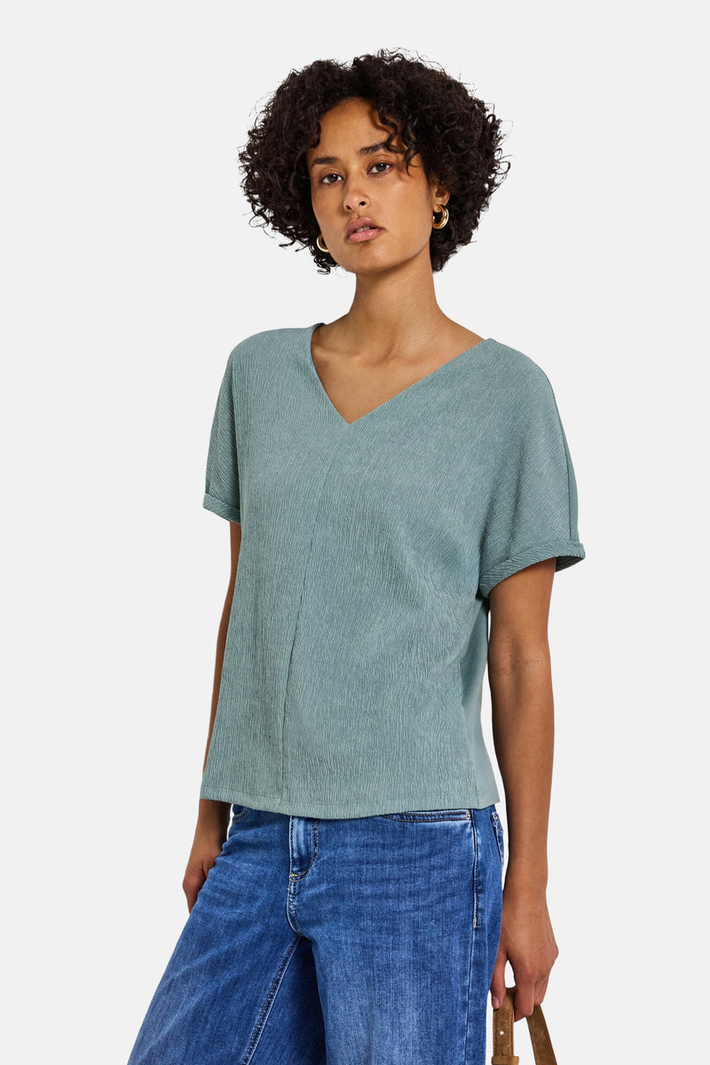 Top uni bleu à manches courtes de Street One, avec un col en V et une texture gaufrée.
