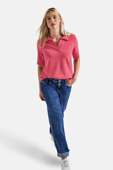 Top met korte mouwen koraal van Street One, gedragen met een blauwe jeans en witte sneakers.