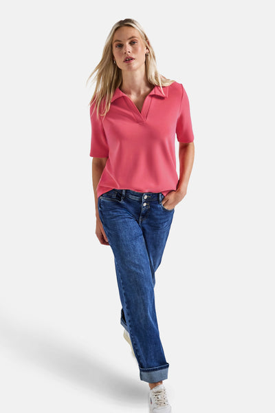 Top met korte mouwen koraal van Street One, gedragen met een blauwe jeans en witte sneakers.