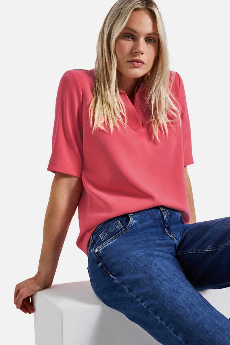 Top met korte mouwen koraal van Street One gedragen met een donkerblauwe jeans.