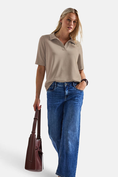 Top met korte mouwen beige van STREET ONE, gedragen met een wijde blauwe jeans en een bruine handtas.