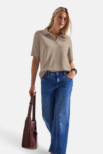 Top met korte mouwen beige van STREET ONE, gedragen met een wijde blauwe jeans en een bruine handtas.