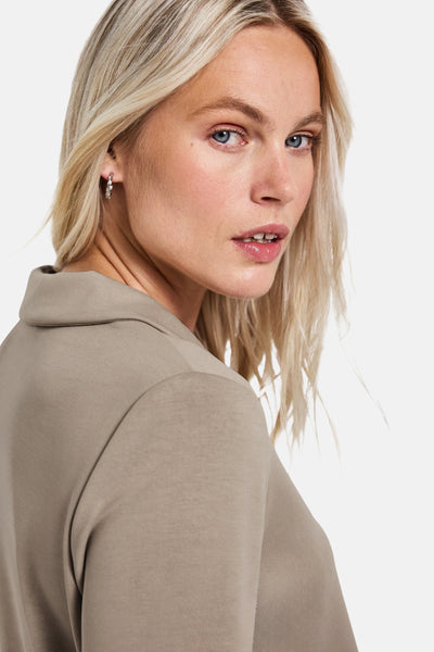 Top met korte mouwen beige van STREET ONE, gedragen door een blond model met oorbellen.