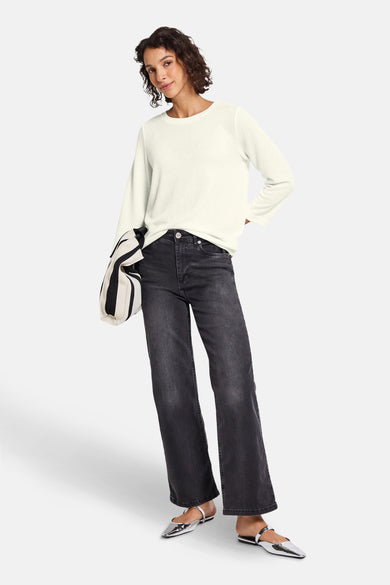 Ronde hals wit T-shirt van Street One met een zwarte wasje jeans en een gestreepte tas.