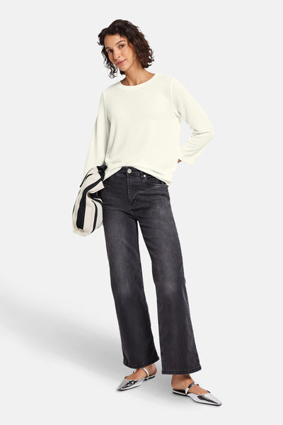 Ronde hals wit T-shirt van Street One met een zwarte wasje jeans en een gestreepte tas.
