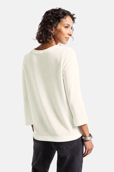 Ronde hals wit T-shirt van STREET ONE, met driekwartmouwen, gedragen met een zwarte jeans en een zilveren armband.