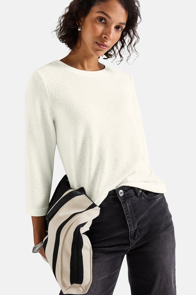 Ronde hals wit T-shirt van Street One, gedragen met een zwarte jeans en een gestreepte tas.